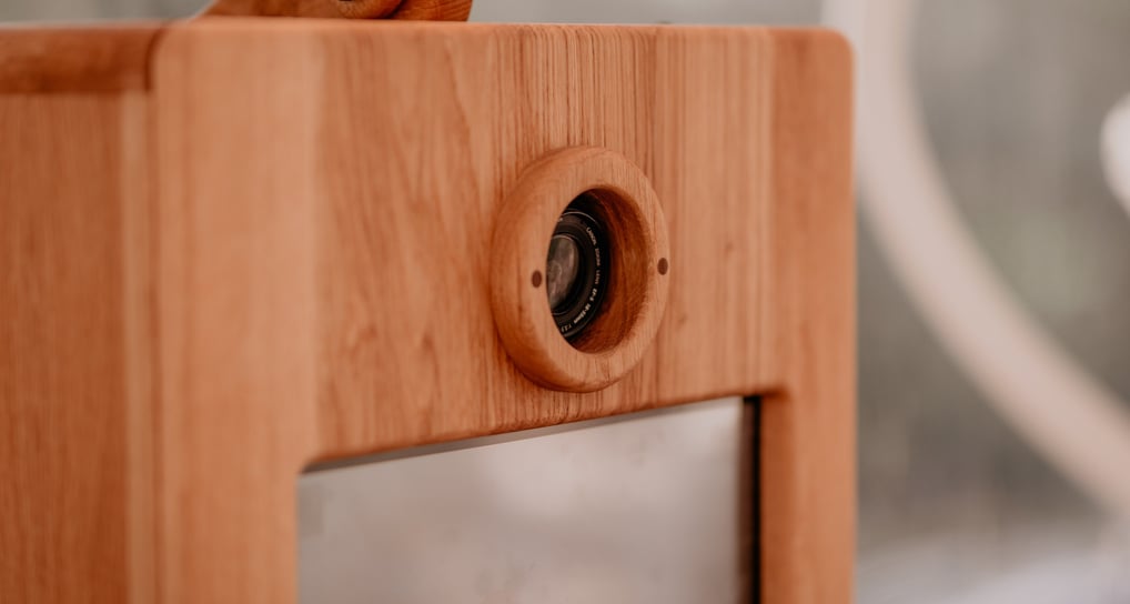 Photobooth en bois clair sur trépied avec éclairage circulaire, modèle Rosa, zoom sur l'appareil