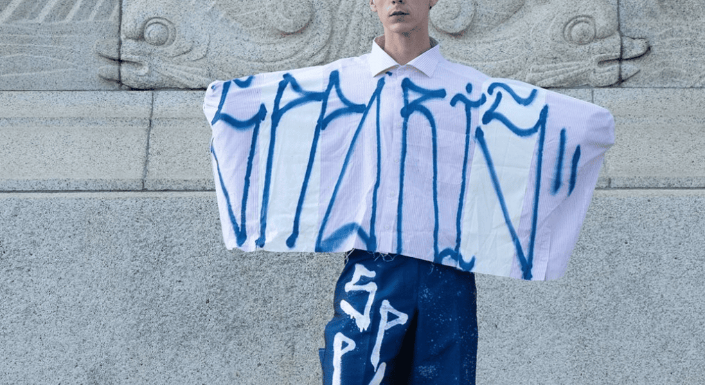 Modelo com estilo de rua, usando camiseta com estampa de grafite, combinando a moda urbana com a art