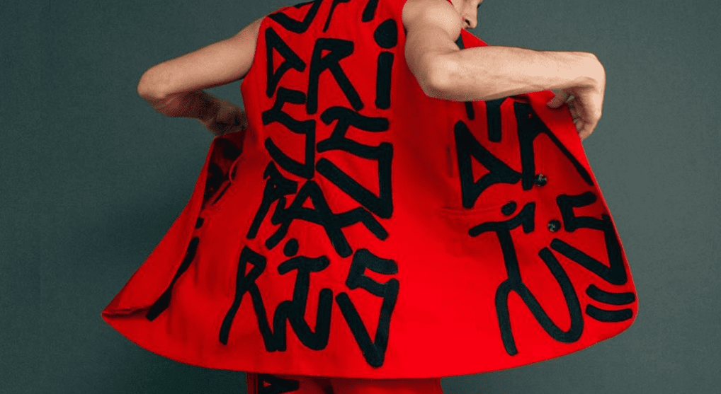 "Modelo em roupa de streetwear da SPPARIS, com detalhes de pixação e grafite, representando a fusão