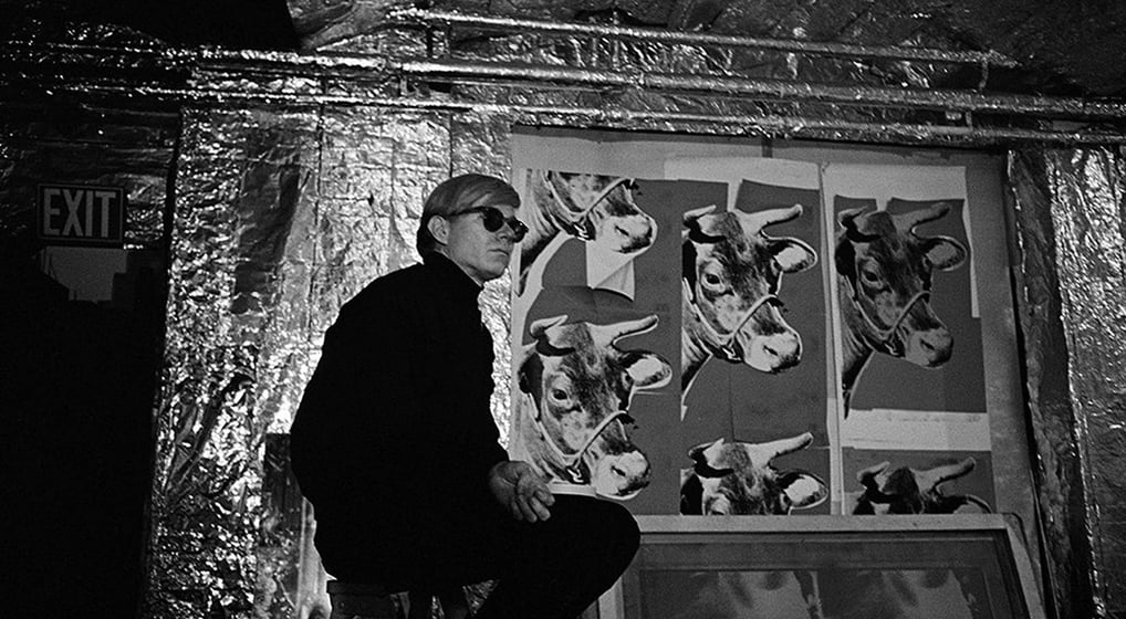 Warhol trabalhou como designer gráfico antes de mergulhar nas artes visuais.