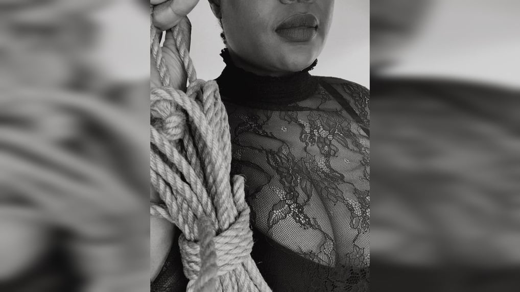 Dominatrix offering rope to viewer – beginner rope training and bondage in London