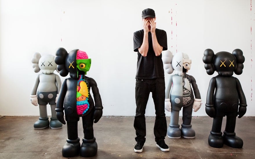 KAWS tem colaborado com marcas famosas, como a Nike e a Uniqlo