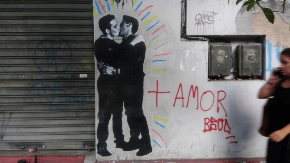 Mural de Lambe-Lambe, exibindo mensagens políticas e sociais impactante