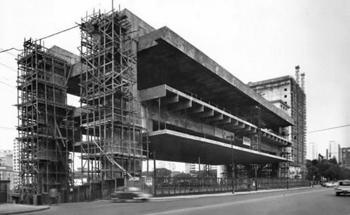 Vista externa do MASP, destacando sua arquitetura icônica projetada por Lina Bo Bardi.