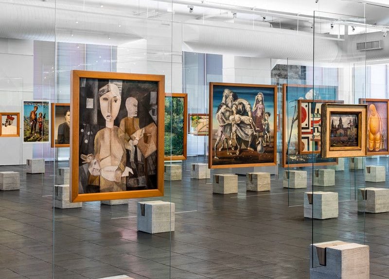 Pintura clássica em exposição no museu, emoldurada pelas paredes modernas do MASP.