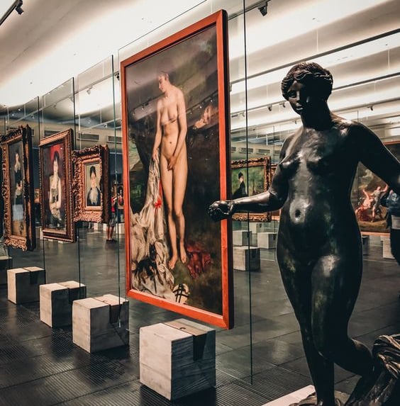 Reflexo das obras de arte em uma das janelas do MASP, criando uma composição visual única.