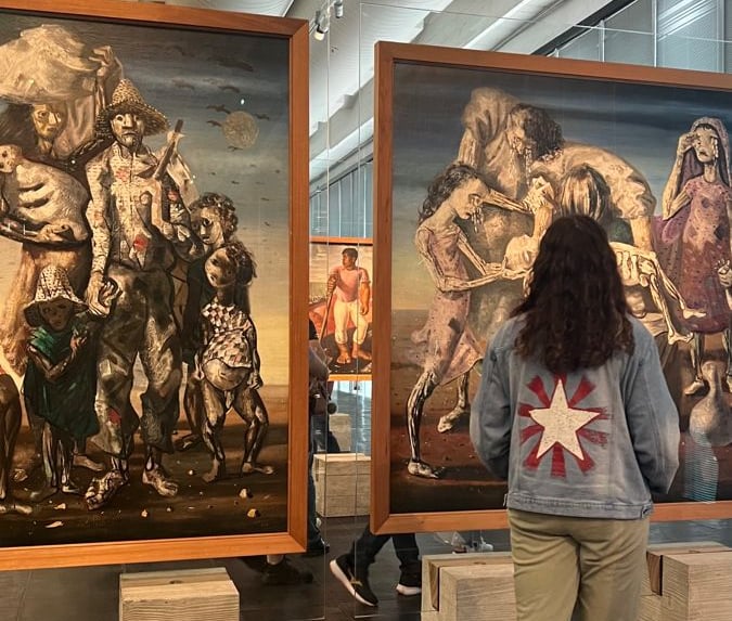 Pintura clássica em exposição no museu, emoldurada pelas paredes modernas do MASP.