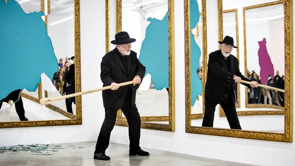 Michelangelo Pistoletto utiliza espelhos para incluir o espectador e o ambiente na própria obra.