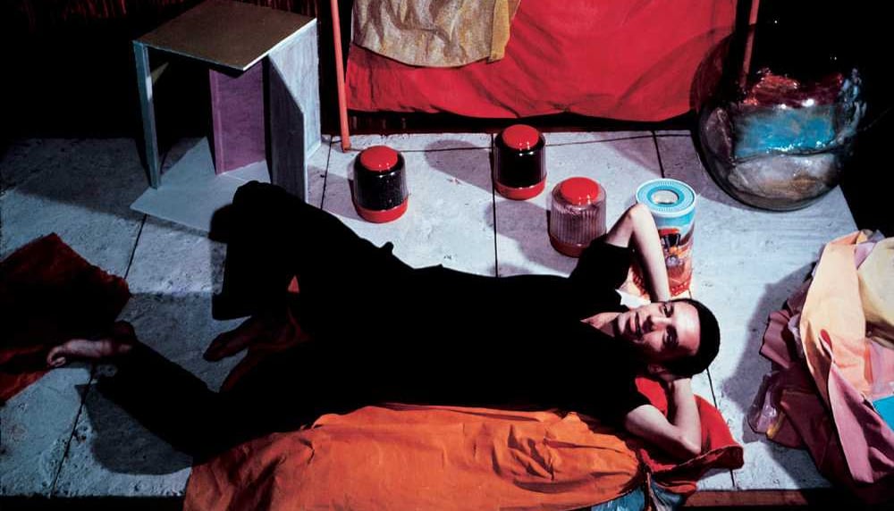 Espaço de trabalho colorido e imersivo de Hélio Oiticica com instalações artísticas.
