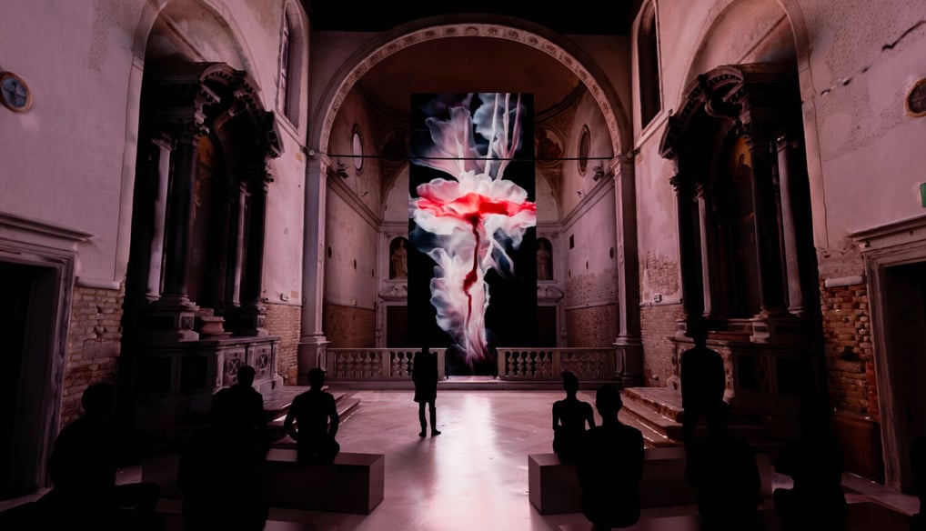 Artistas como Memo Akten exploram a interseção entre arte, tecnologia e meio ambiente.