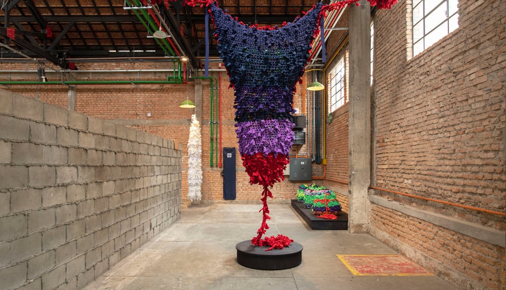 A escultura de Lisbôa não é apenas forma, é narrativa.