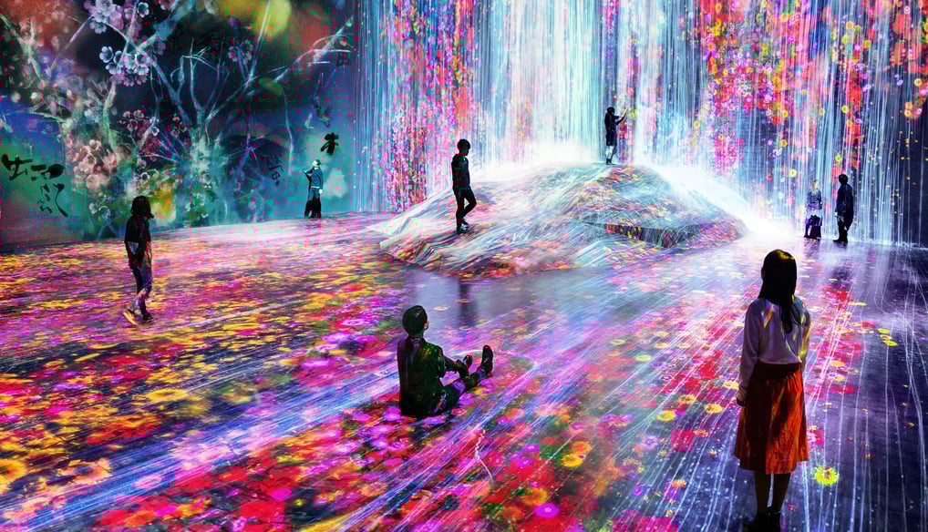 Grupo TeamLab, que cria experiências digitais imersivas inspiradas na natureza. 