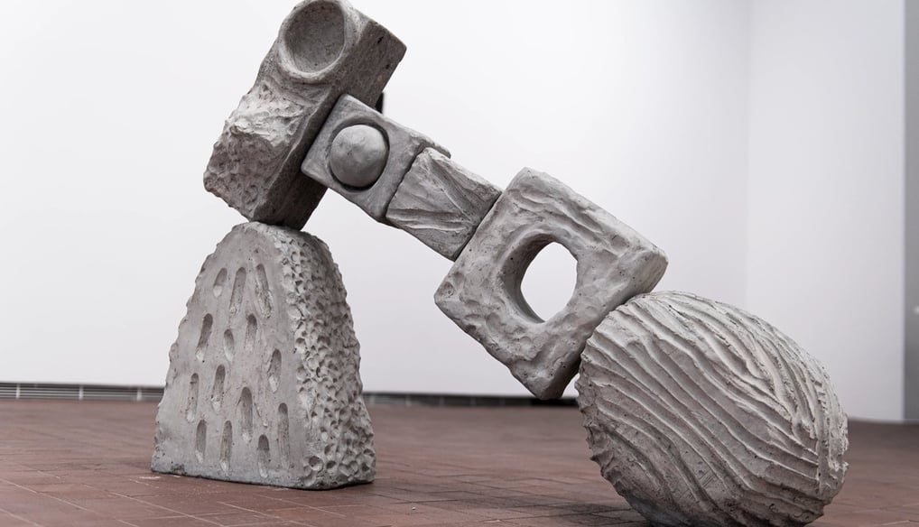 A artista Erika Verzutti, por exemplo, utiliza elementos naturais e esculturas orgânicas