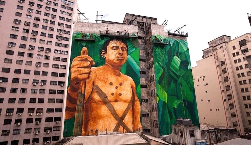 Obra artista brasileiro, Mundano, homenagem ao ativista indígena assassinado.