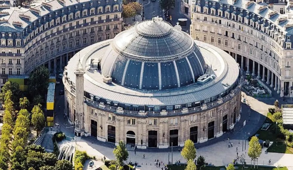 A Bourse de Commerce, no coração de Paris, é um marco histórico que une séculos de história