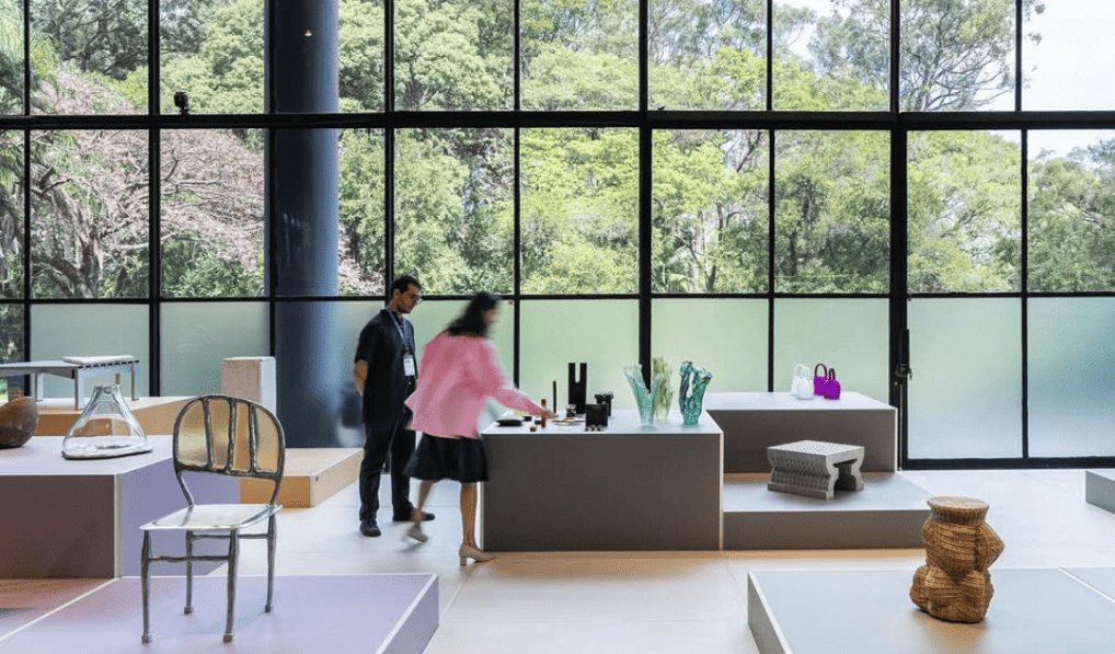 Espaço de design e inovação artística na feira.