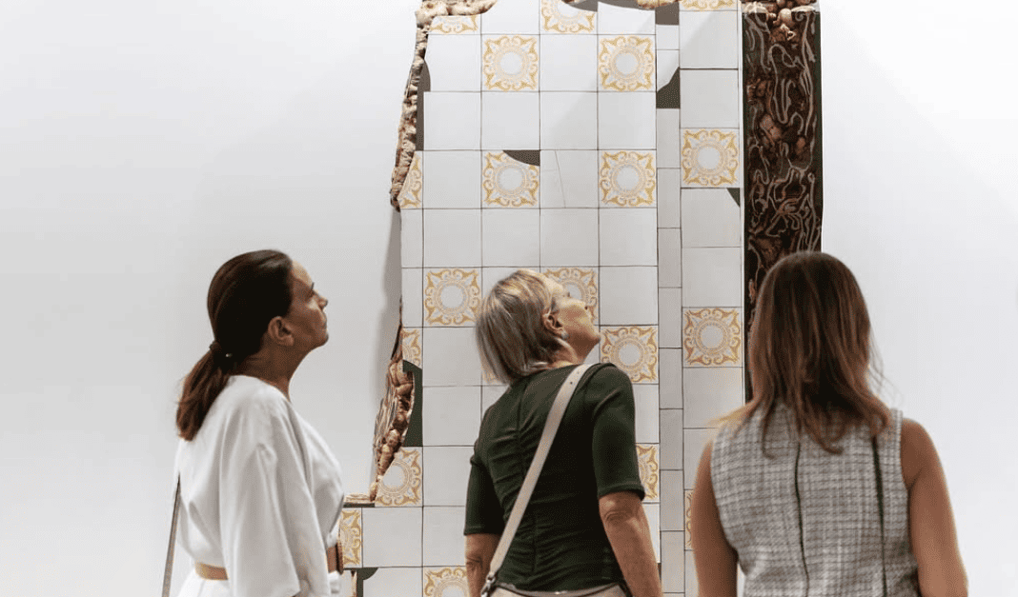 Feira de arte exibe talentos emergentes e consagrados.