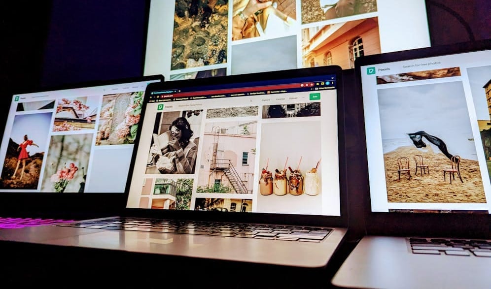Interface de uma galeria virtual mostrando obras de diferentes estilos artísticos.