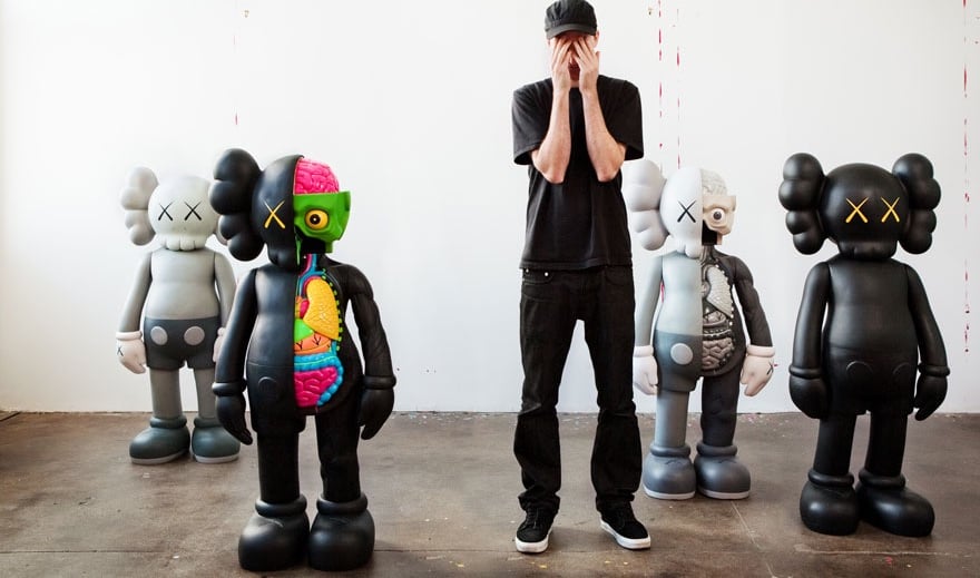 KAWS não parou por aí. Ele expandiu seu alcance com colaborações que iam desde marcas de moda