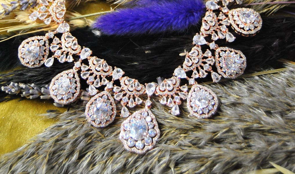 a necklace with a feather jewelry set
