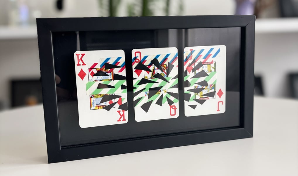 foto da arte contemporânea feita com fitas adesivas, seladora e washi tape sobre cartas de rei, rainha e valete de paus.