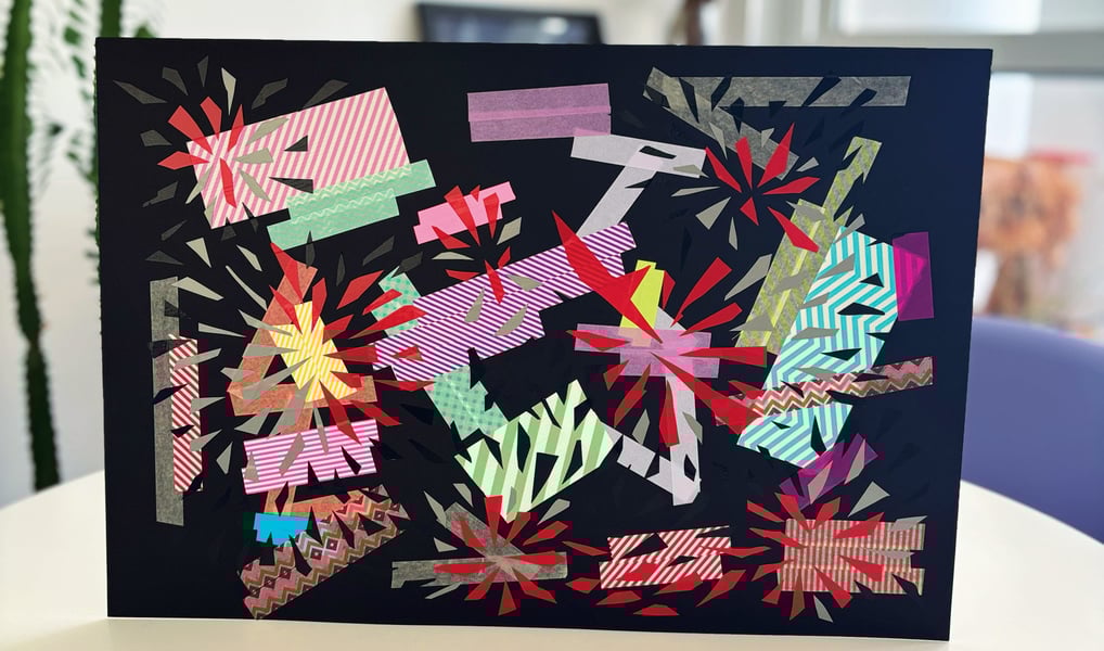 imagem da obra de arte contemporânea feita de fitas adesivas, washi tape e fita isolante sobre fundo preto.