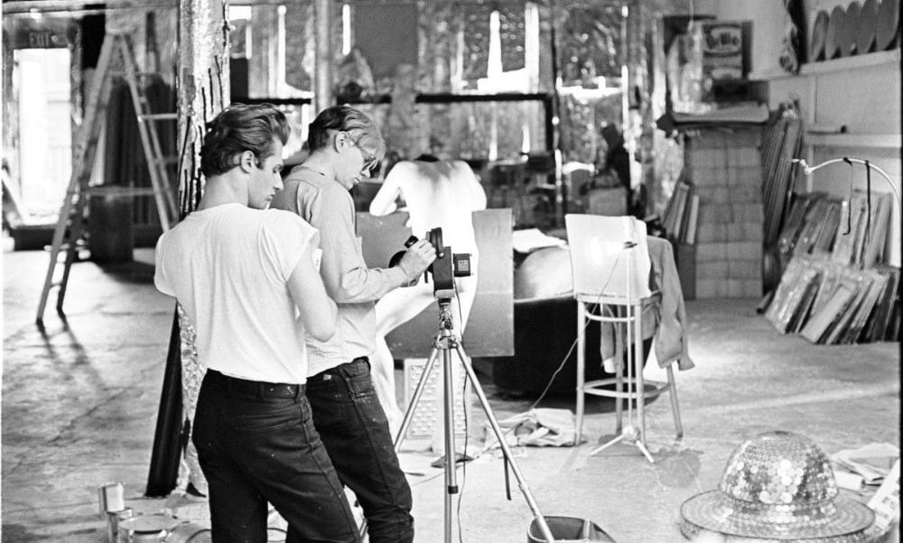 The Factory de Andy Warhol, um estúdio industrial com arte e agitação cultural.