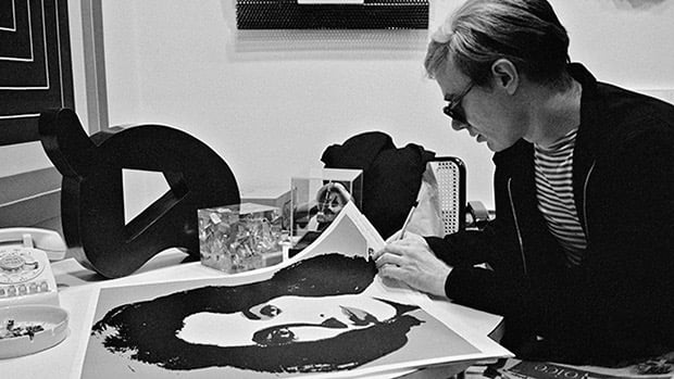 Andy Warhol Assinando uma Litografia, 1965. Fotografia de Bob Adelman/Corbis.