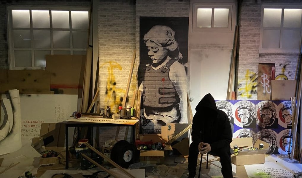 Representação estilizada de um espaço urbano usado por Banksy para criar arte de rua.