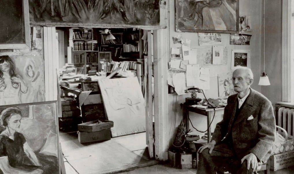 Espaço sombrio e introspectivo do ateliê de Edvard Munch com obras icônicas.