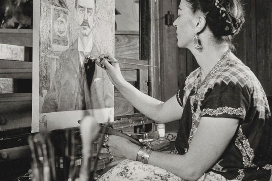 Casa Azul de Frida Kahlo, mostrando seu espaço pessoal e criativo repleto de arte.