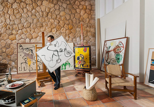 Estúdio de Joan Miró cheio de obras coloridas, entre pinturas e esculturas.