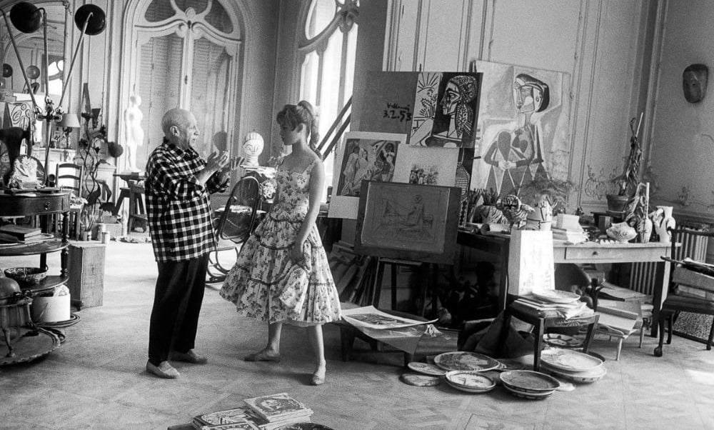 Estúdio repleto de obras de Picasso, mostrando sua diversidade de estilos e materiais.