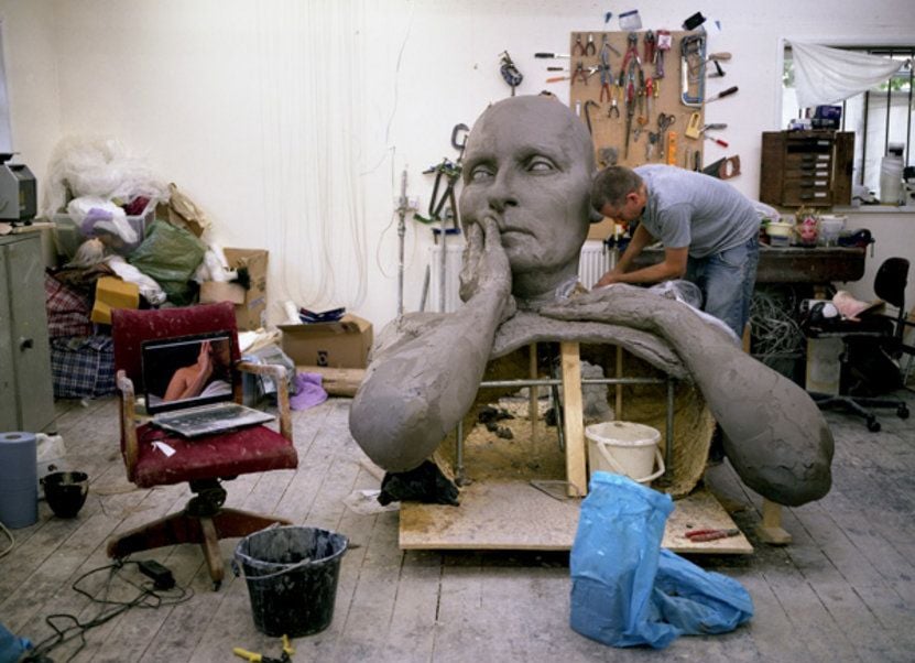 Ateliê de Ron Mueck com esculturas hiper-realistas em várias fases de conclusão.