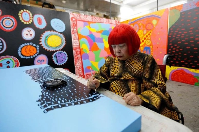 Ateliê de Yayoi Kusama inundado de padrões de pontos e esculturas espelhadas.