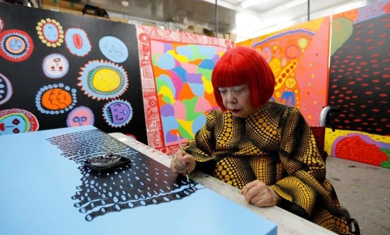 Imagem da artista Yayoi Kusama em seu ateliê