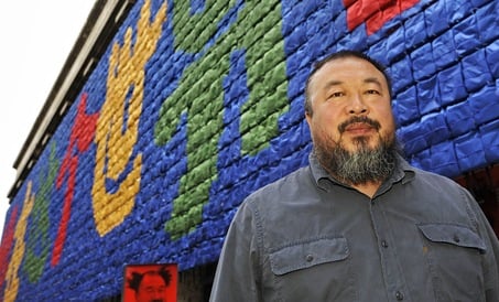 Ai Weiwei, que há décadas desafia o autoritarismo do governo chinês. Em sua obra "Remembering"
