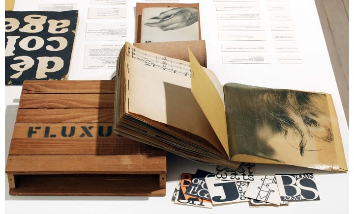 Fluxus incorporaram o livro de artista em suas performances, promovendo o uso de múltiplos formatos,