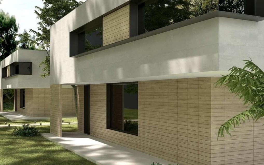Entrada residencial con estructura de madera, vidrio y vegetación integrada en fachada