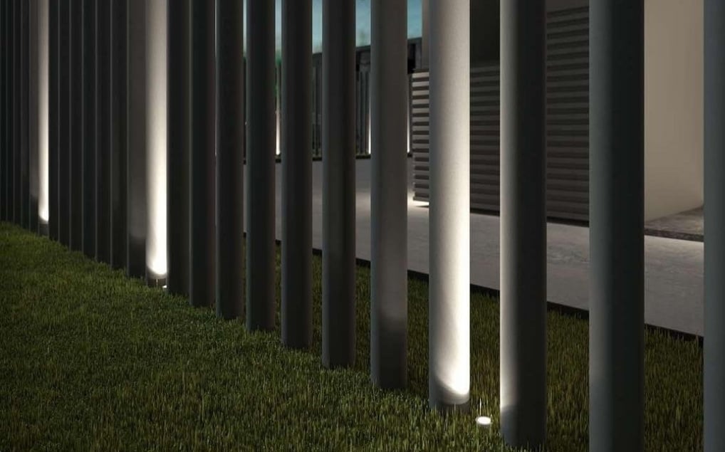 Sistema de cerramiento metálico con líneas limpias y diseño minimalista para perímetro de jardín