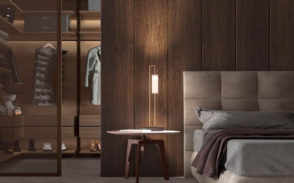 Espacio de dormitorio con vestidor semiabierto en madera y puerta corredera con textura vertical