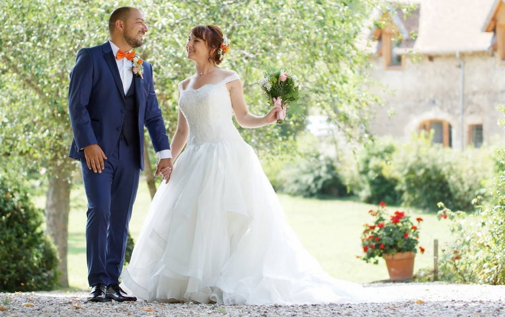 Photo de mariés en costume et robe par jlacostephoto, photographe de mariage à Dijon Côte d'Or