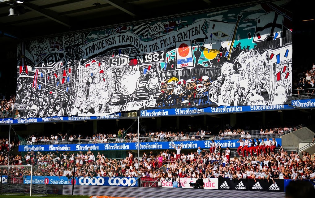 Emotionaler Rosenborg-Fan fiebert im Stadion mit – typische Fußballatmosphäre in Trondheim.