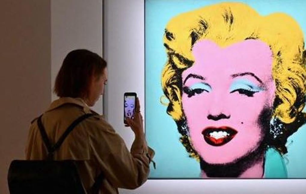 Serigrafia colorida de Marilyn Monroe por Andy Warhol, representando a fusão entre arte e cultura po