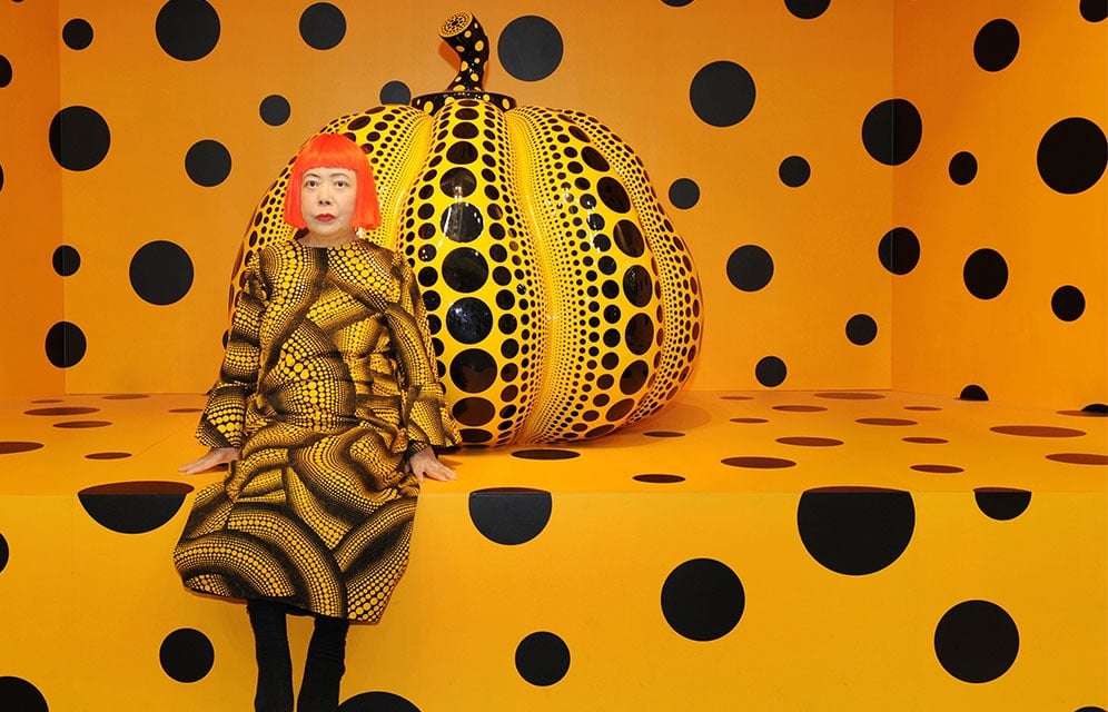 Instalação "Infinity Mirror Room" de Yayoi Kusama, com espelhos e luzes que criam uma sensação de es