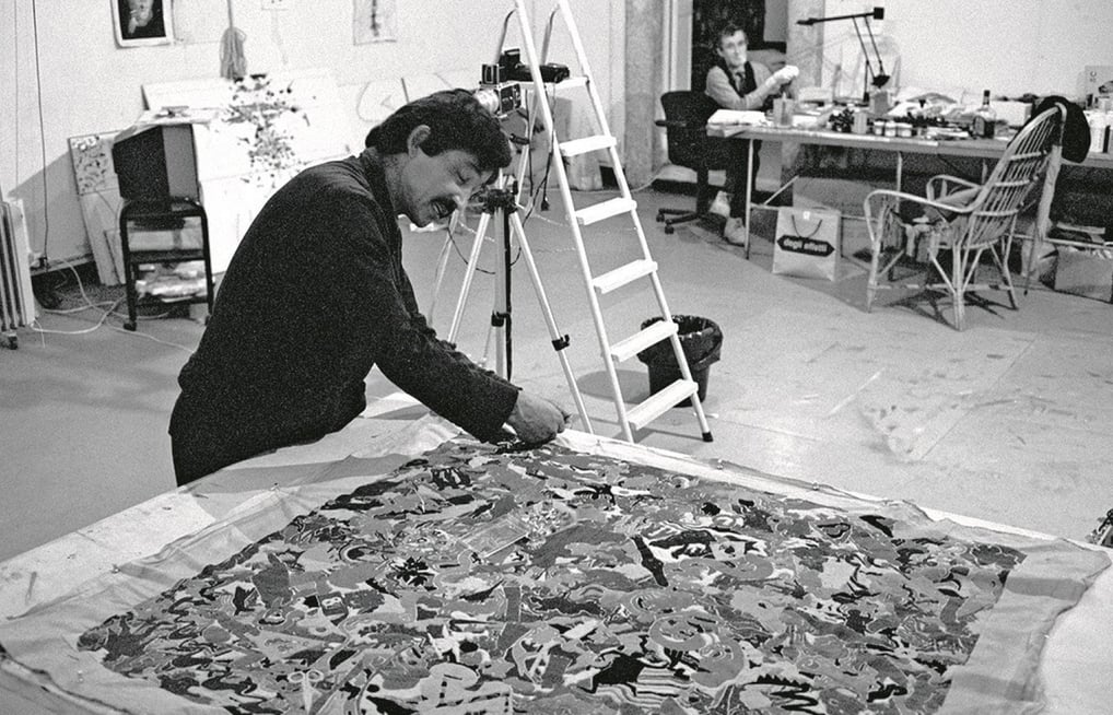 Arista Alighiero Boetti em seu ateliê