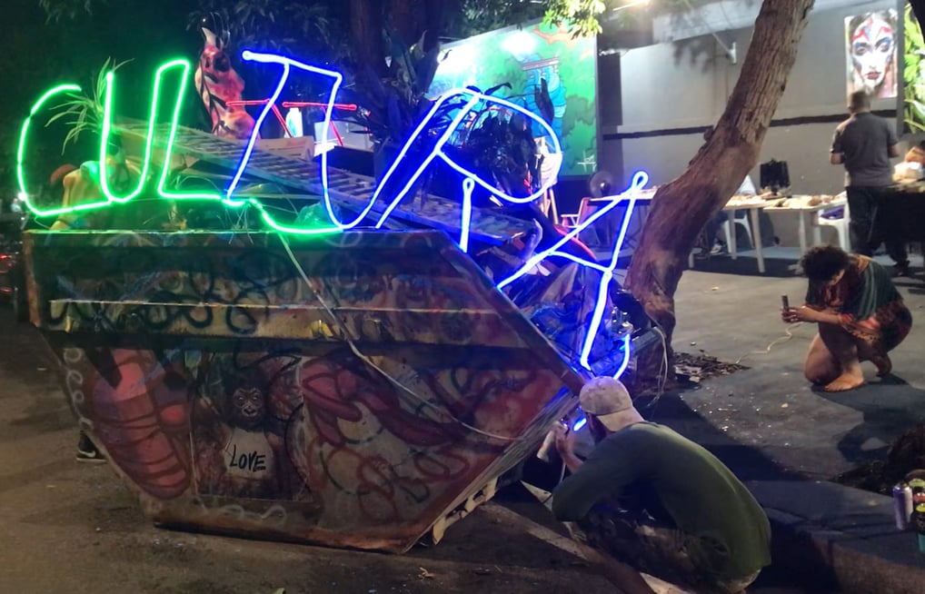 Ação cultural promovida pelo Comitê de Cultura de Mato Grosso ocupando ruas com arte visual e crític