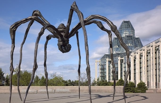 Detalhe da imponente escultura de aranha "Maman" de Louise Bourgeois, que evoca temas de maternidade
