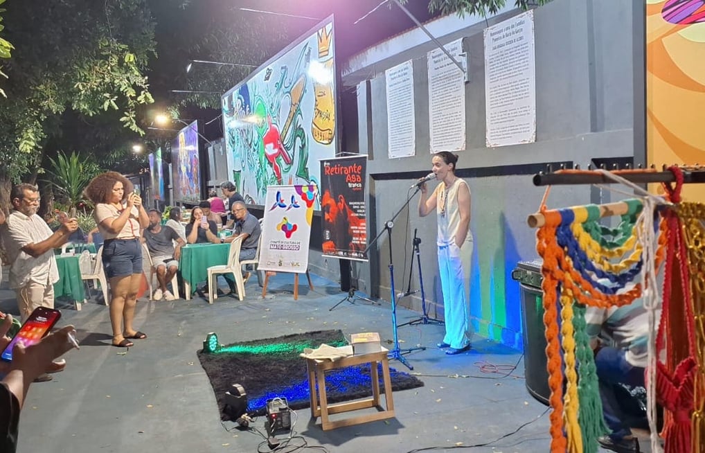 Performance que une dança, música e expressão visual durante a ação “A Arte Não é Descarte”
