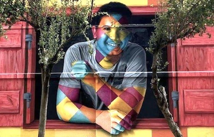 Mural colorido de Eduardo Kobra retratando uma pessoa com o rosto e braços cobertos por padrões